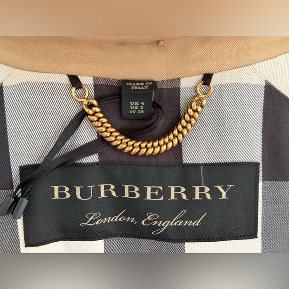 Burberry trench cape crafted in the house's signature heritage style. - Picture 15 of 16